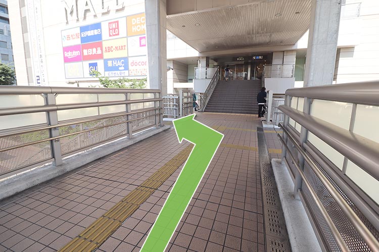 卓通路の途中にある分岐を左へ曲がります。