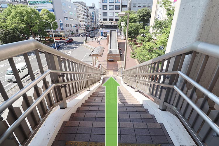 そのまま進み、階段を下って地上へ降ります。