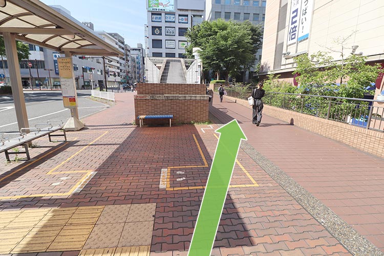 地上に出たら、右方向へ進みます。