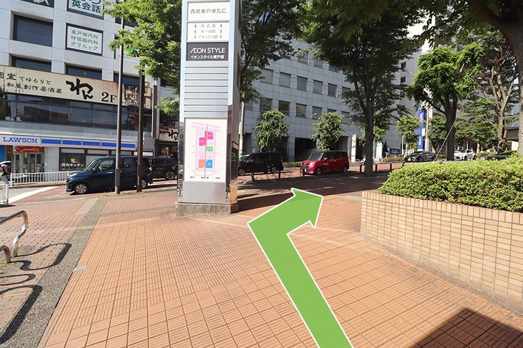 道なりに進み、最初の角を右折してください。