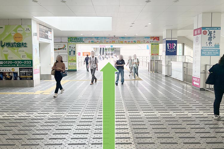 そのまま直進してください。