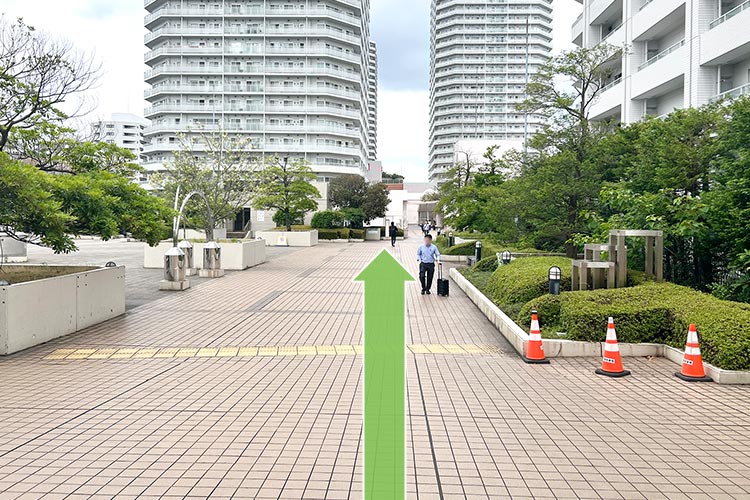 屋上までお上がりいただきましたら、そのままイオン方面へ直進してください。