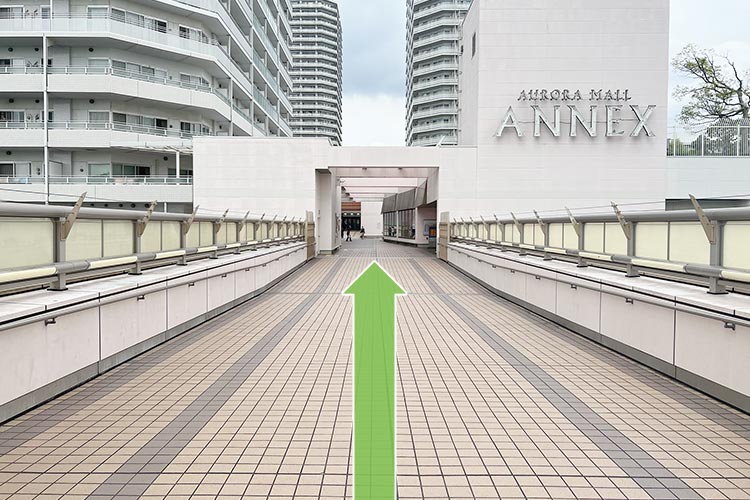 アネックスを右手に見ながら、イオン方面へ直進してください。