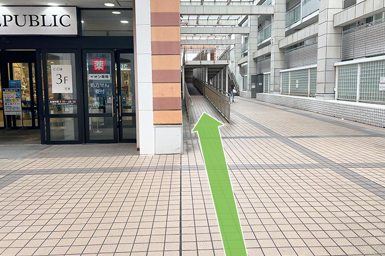 ベビーカーをご利用の方は、こちらのスロープをご利用ください。