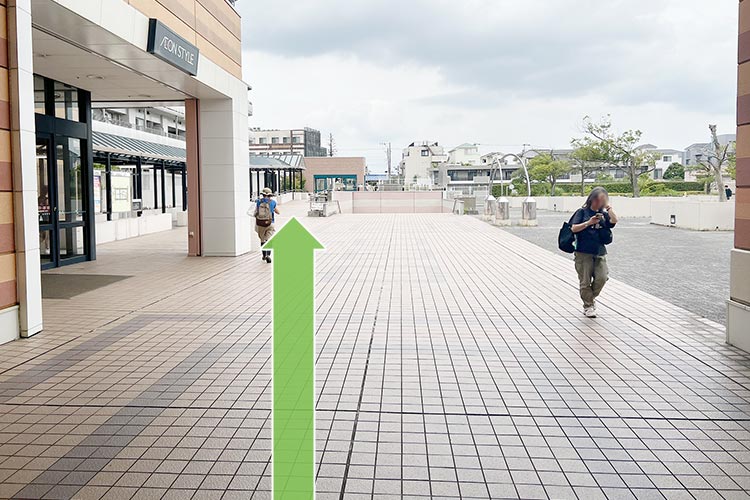 スロープを上がると、開けた場所に出ます。奥にエレベーターがございます。