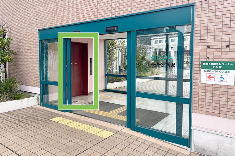 こちらがエレベーターの入口です。当院は3階にございます。